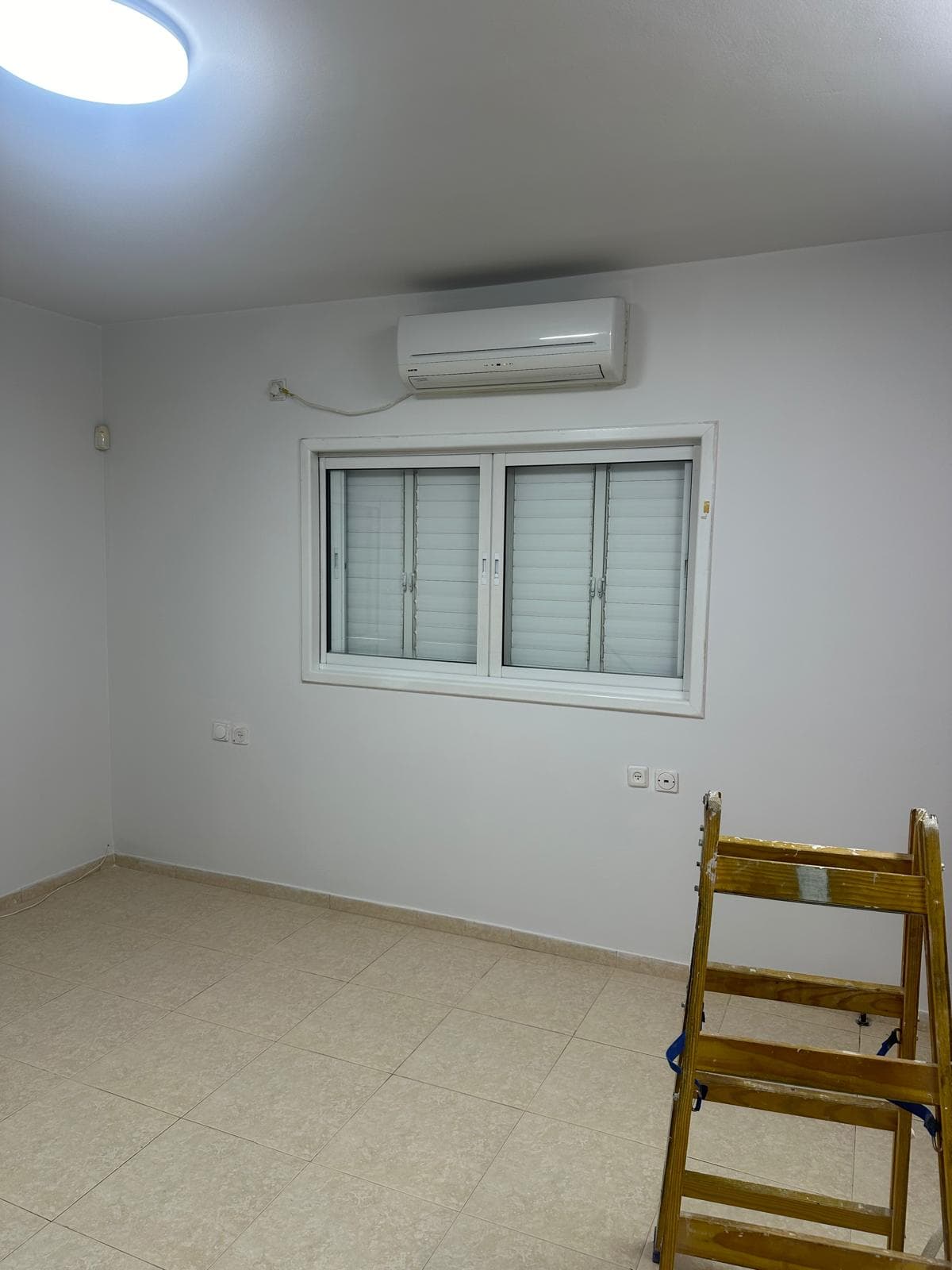 חדר גמור וצבוע בדירה, עם מזגן מותקן וריצוף נקי